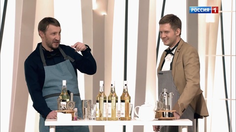 Андрей Кайков обучает Бориса Корчевникова мастерству бармена