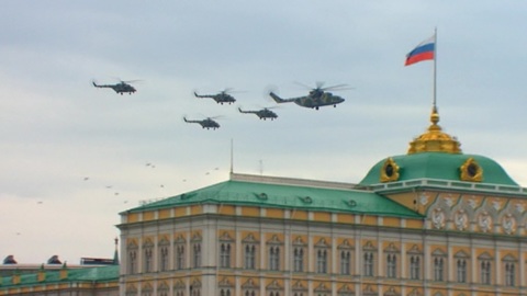 Самолеты и вертолеты ВКС РФ провели в небе над Москвой репетицию воздушной части парада