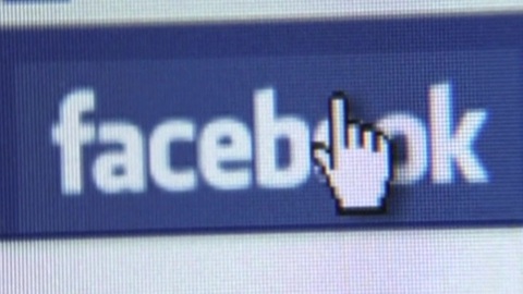 Facebook пометит публикации государственных СМИ и ограничит их продвиждение