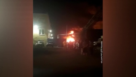 В Казани тушат крупный пожар