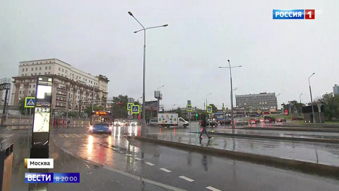 На Москву раньше времени опустилась ночь: столица попала под сильнейший ливень с грозой