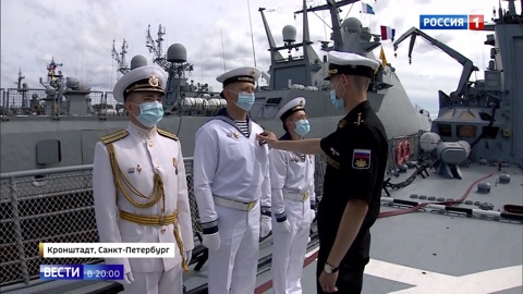 В Петербурге прошла тренировка воздушной части парада в честь Дня ВМФ