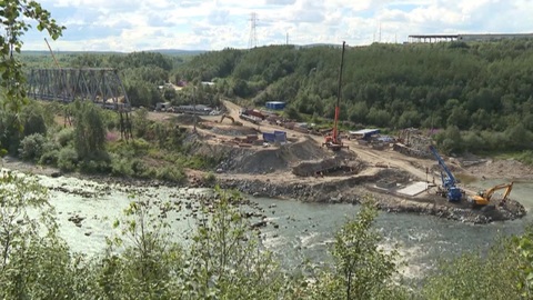 Мурманская область: строители продолжают возводить мост через реку Кола