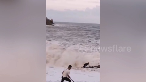 Невесту с фотографом и визажистом во время фотосессии смыло в море