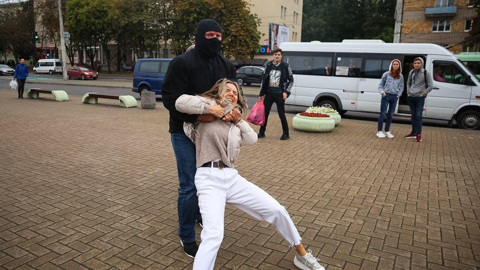 В центре Минска начались жесткие задержания протестующих