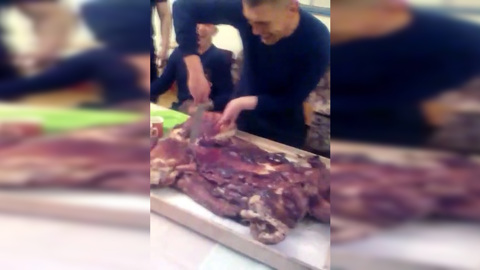 Заключенные кузбасской колонии устроили пир с запеченным поросенком