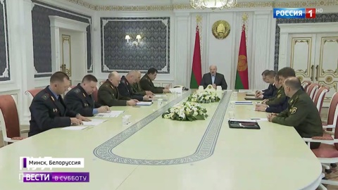 Лукашенко обсудил с силовиками обстановку на западной границе