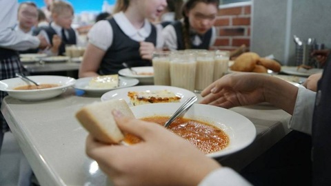 Компанию, снабжавшую школьные столовые в Екатеринбурге продукцией с истекшими сроками годности, оштрафовали на три тысячи рублей