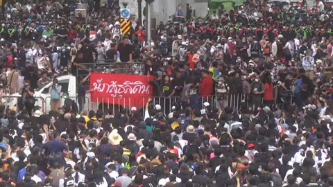 По Бангкоку прокатилась волна массовых протестов