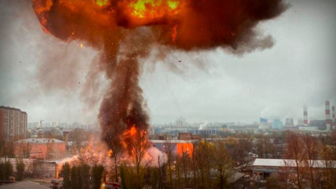 ЧП в столичной промзоне: пожарные не дали 600 газовым баллонам загореться