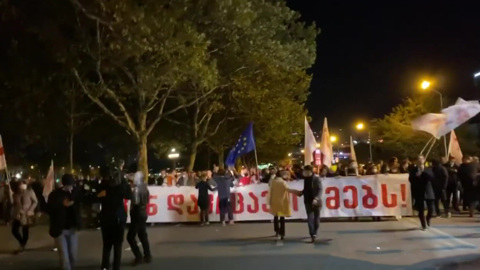 Полиция разгоняет демонстрантов у грузинского ЦИКа