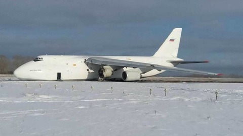 Неполадки в двигателе: на месте аварии Ан-124 в Новосибирске работают десятки специалистов