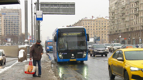 В Госдуму внесут законопроект об отмене штрафов за движение по "выделенке" ночью