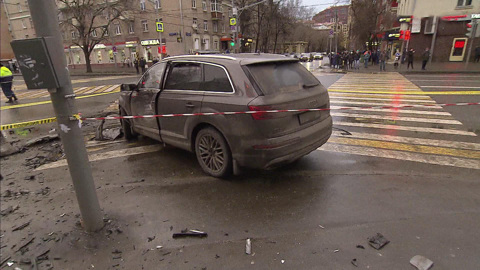 В Москве после ДТП автомобиль вылетел на тротуар и вдавил людей в ограждение