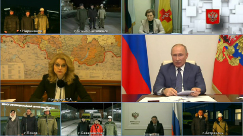 Путин поручил на следующей неделе начать вакцинацию от COVID-19