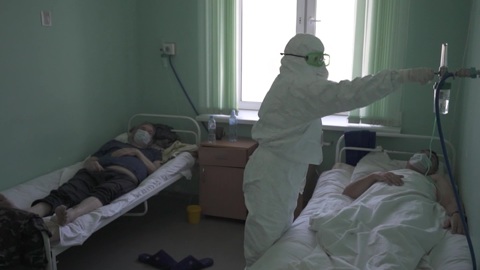 "Красная зона" в Горноалтайске: благодарные пациенты хотят увидеть лица своих спасителей