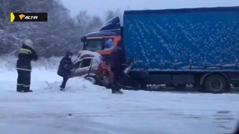 В Новосибирской области смяло легковой автомобиль после аварии с большегрузом