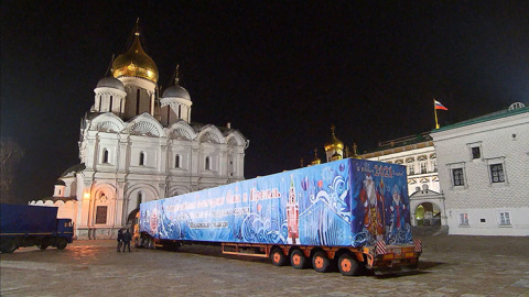 Главная новогодняя елка: 25-метровую красавицу доставили в Кремль
