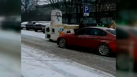 В Москве BMW столкнулся с печкой