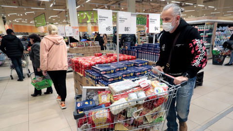 Госдума приняла закон о госрегулировании цен на социально значимые товары