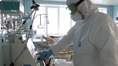 В РФ за сутки незначительно снизилось число заболевших COVID-19