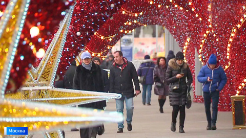 Более 1500 новогодних плакатов украсили Москву