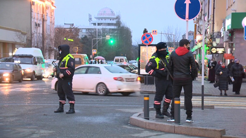 Вооруженные ножами террористы напали на грозненских полицейских