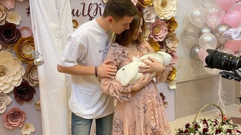 Сын певицы Валерии забрал жену и дочь из роддома