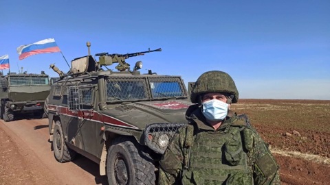 Военные полицейские РФ сопроводили колонну из 250 автомобилей в Сирии
