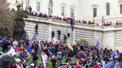 Вооружен поддержкой избирателей и все еще опасен: вернется ли Трамп в большую политику