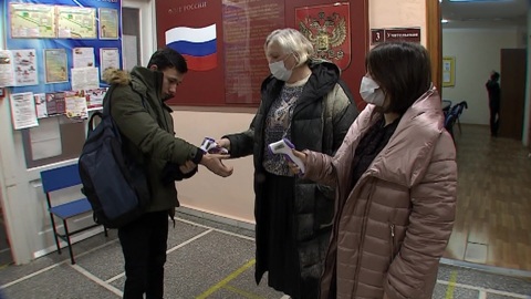 Мишустин поручил контролировать заболеваемость коронавирусом после праздников