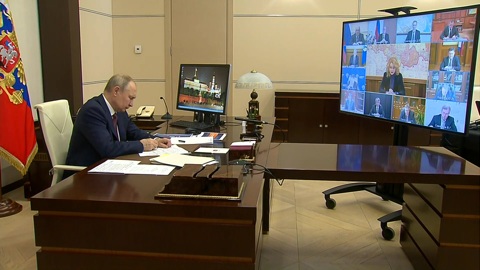 Путин поручил выяснить, как вакцина от COVID-19 будет действовать на другие штаммы