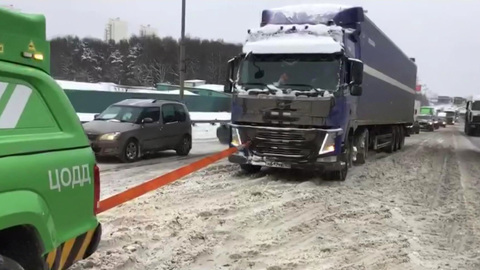 Москвичей призвали быть внимательнее за рулем из-за снегопада