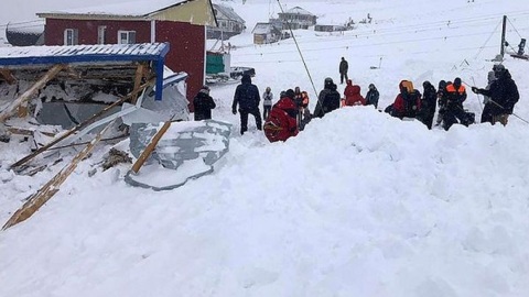 Катание на горнолыжных трассах в Домбае временно запрещено из-за лавиноопасности