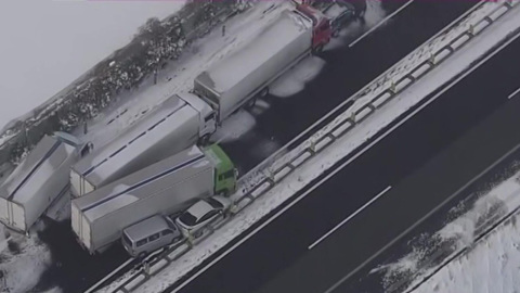 Снегопад заблокировал дороги на японском Хонсю