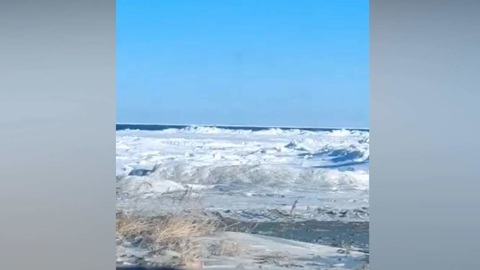 На Сахалине спасли рыбаков с оторванной льдины