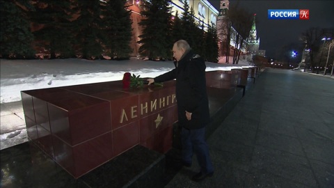 Владимир Путин возложил цветы к Вечному огню
