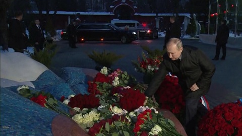 Владимир Путин возложил цветы к могиле Бориса Ельцина