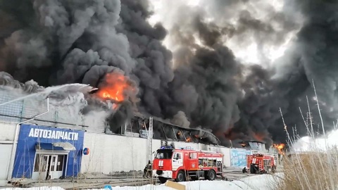 В Красноярске загорелся крупный склад автозапчастей