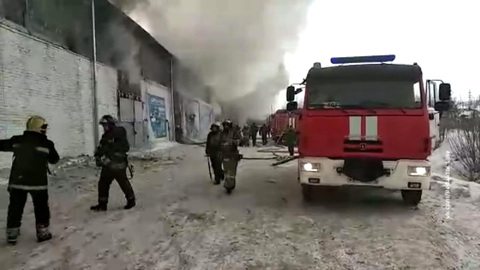 При пожаре на складе в Красноярске обнаружено тело одного погибшего