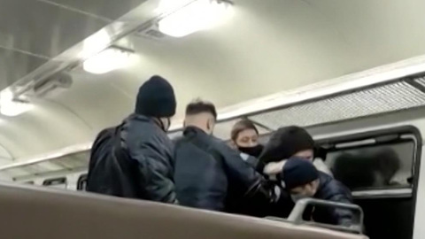 Били и душили: в отношении контролеров проводится проверка