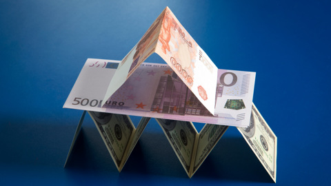 Рубль укрепляется к доллару и евро на фоне дорогой нефти