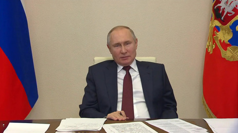 Путин потребовал разобраться с зарплатами ученых в регионах