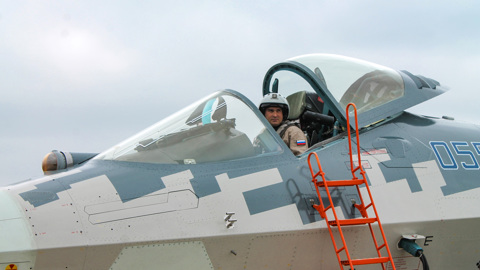Глава ОАК анонсировал разработку новых версий истребителя Су-57