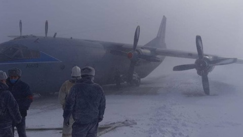АН-12 совершил аварийную посадку на курильском острове Итуруп