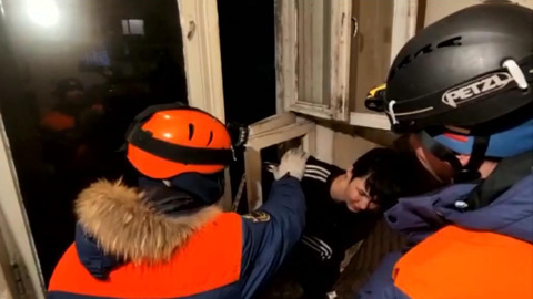 В Магадане форточник попытался ограбить квартиру, но застрял в окне