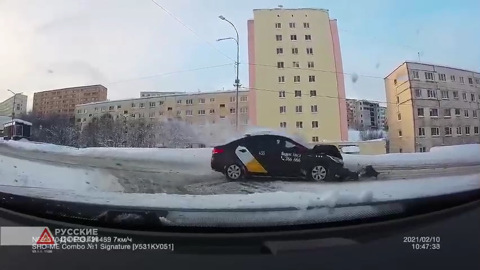 Не уступил дорогу: в Североморске у такси отвалился бампер