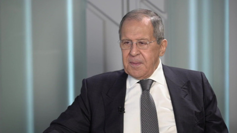 Лавров счел уход от доллара способом снизить санкционные риски