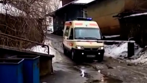 "Застолбить территорию": скорая не смогла подъехать к дому из-за шлагбаума
