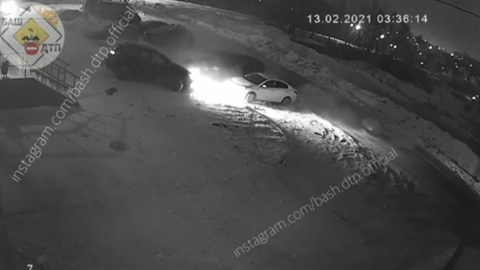 В Уфе водитель не справился с управлением и влетел на парковку